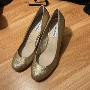 New w/o box Steve Madden gold glitter pumps. Size 10